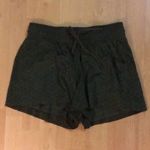 Maurice’s dark green lace flower shorts medium